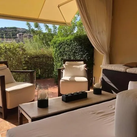 In Mit Moeblierter Terrasse فيلاّسيمِيوس